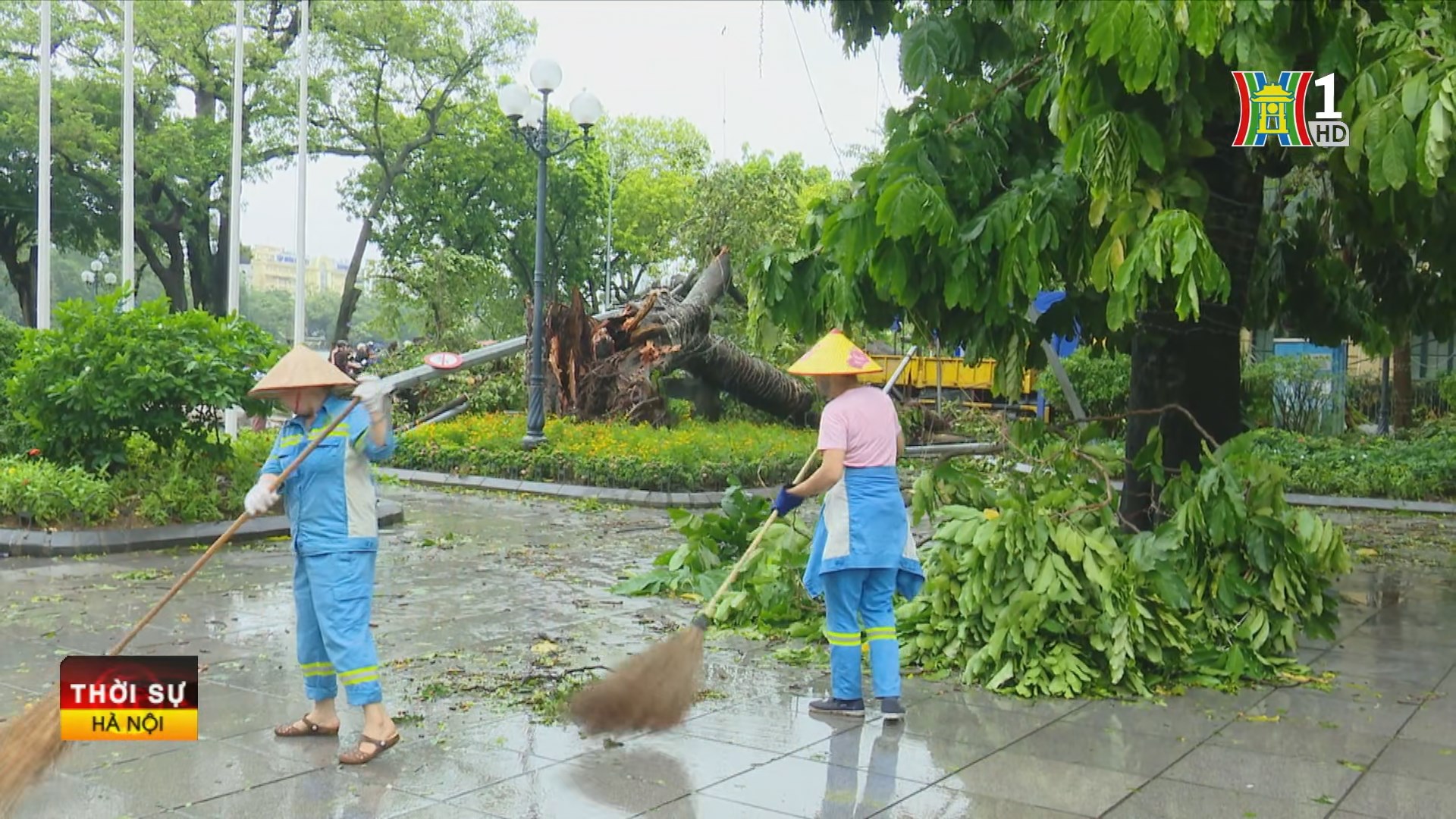 Các công nhân môi trường tăng ca quét dọn sau bão.